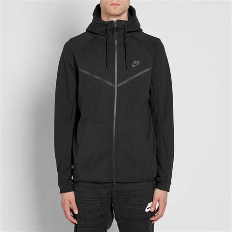 black Nike tech fleece